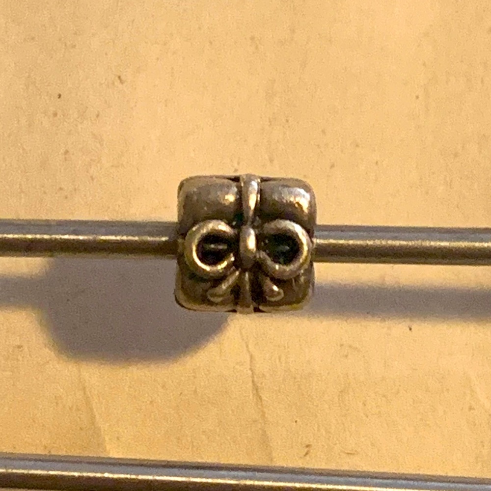 Pandora present charm